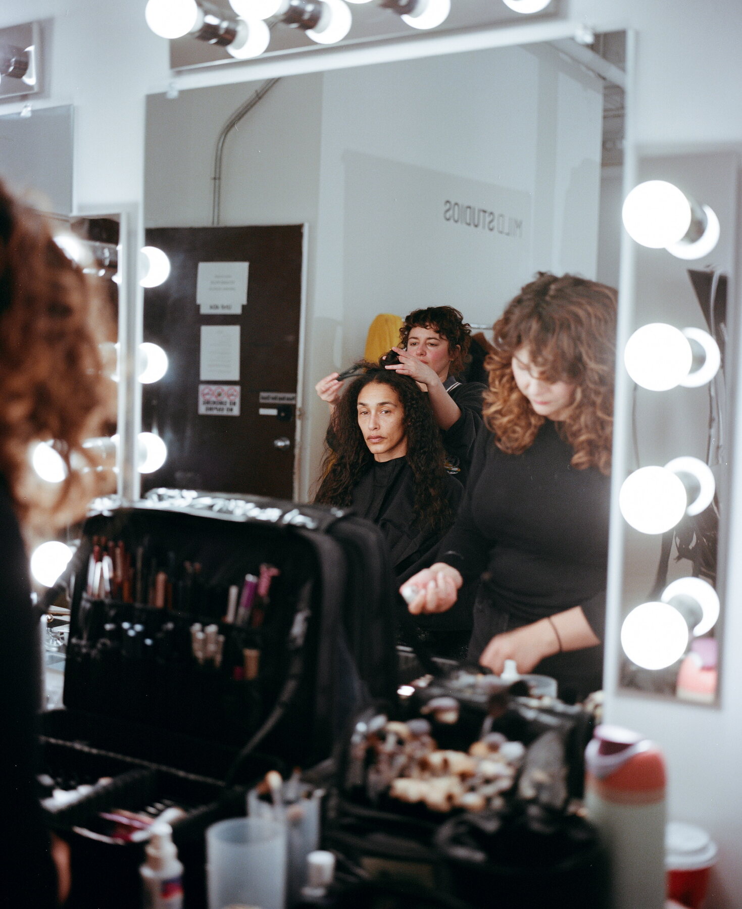L'Atelier — on set
